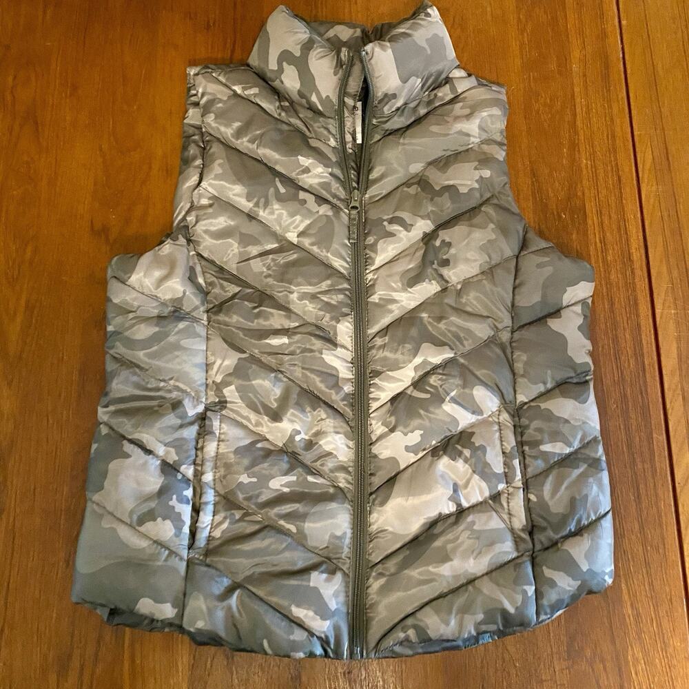 Woman’s Size Large Quilted Camouflage Gray Puffer Vest By SO Packable Zippered
